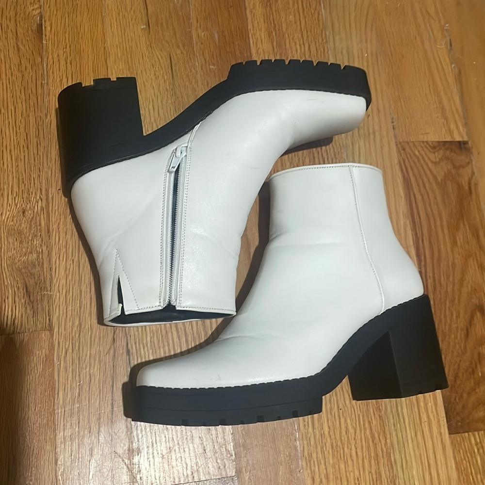 NY&C Women’s White Booties Boots Zip Up Gently Used Size 8